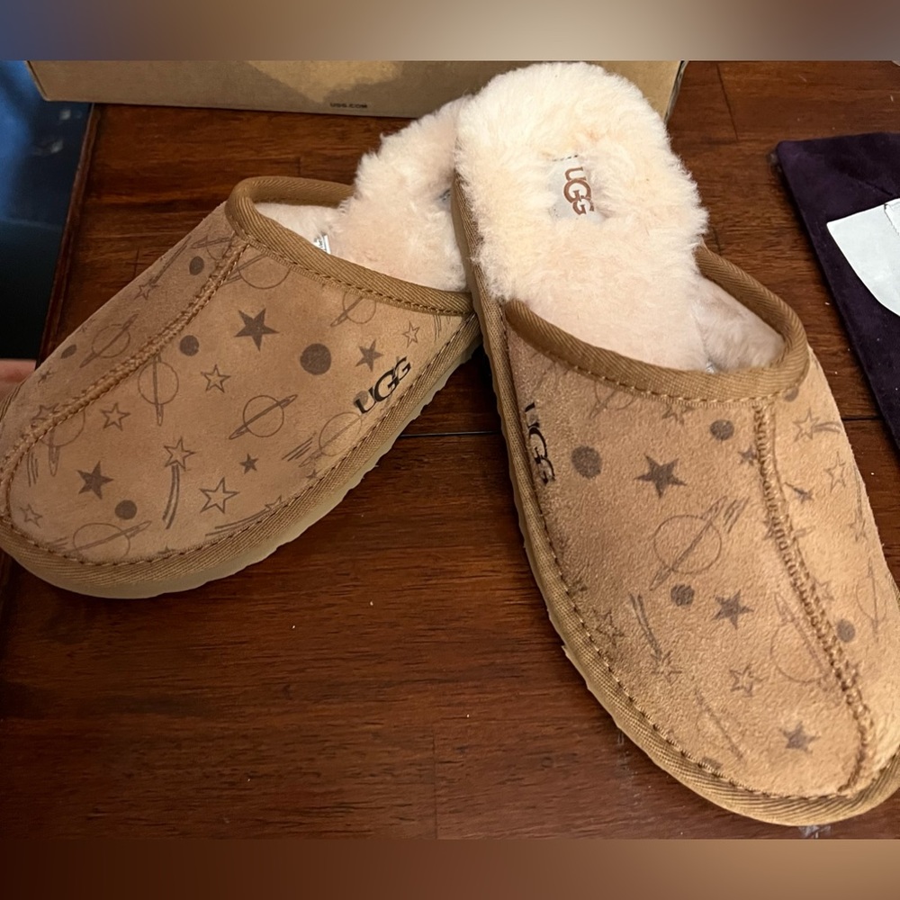New in box girls Ugg clog slipper size 3